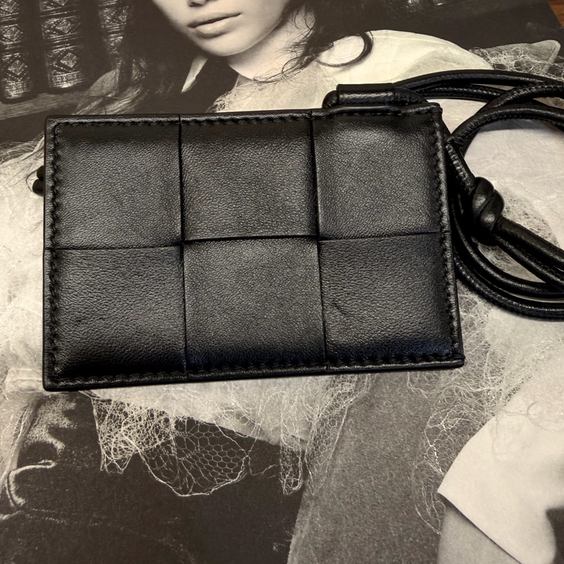 BV 黑牛皮大編織格識別證-1