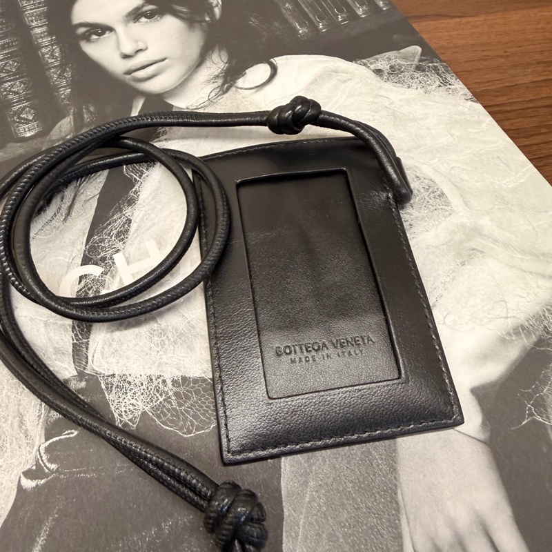 BV 黑牛皮大編織格識別證-2