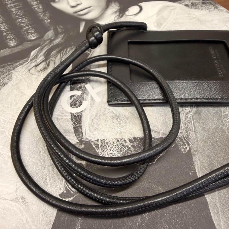 BV 黑牛皮大編織格識別證-11