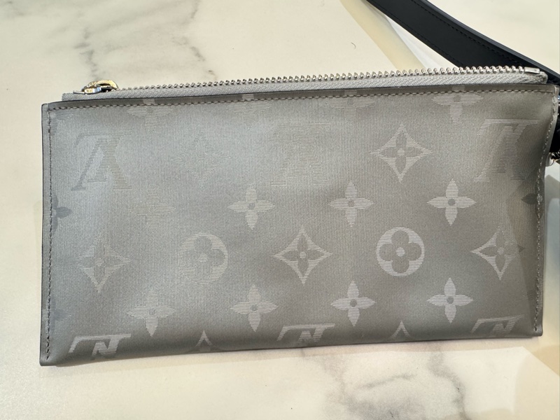 Louis Vuitton 路易威登 M44178-Monogram Satellite Alpha 手拿包 銀色-4