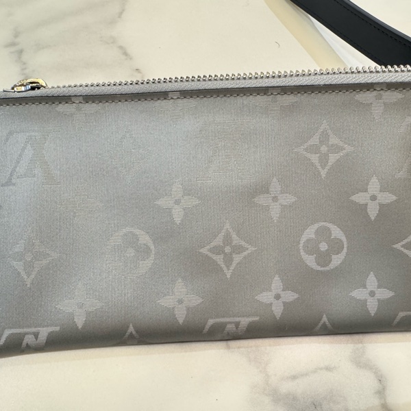 Louis Vuitton 路易威登 M44178-Monogram Satellite Alpha 手拿包 銀色-7