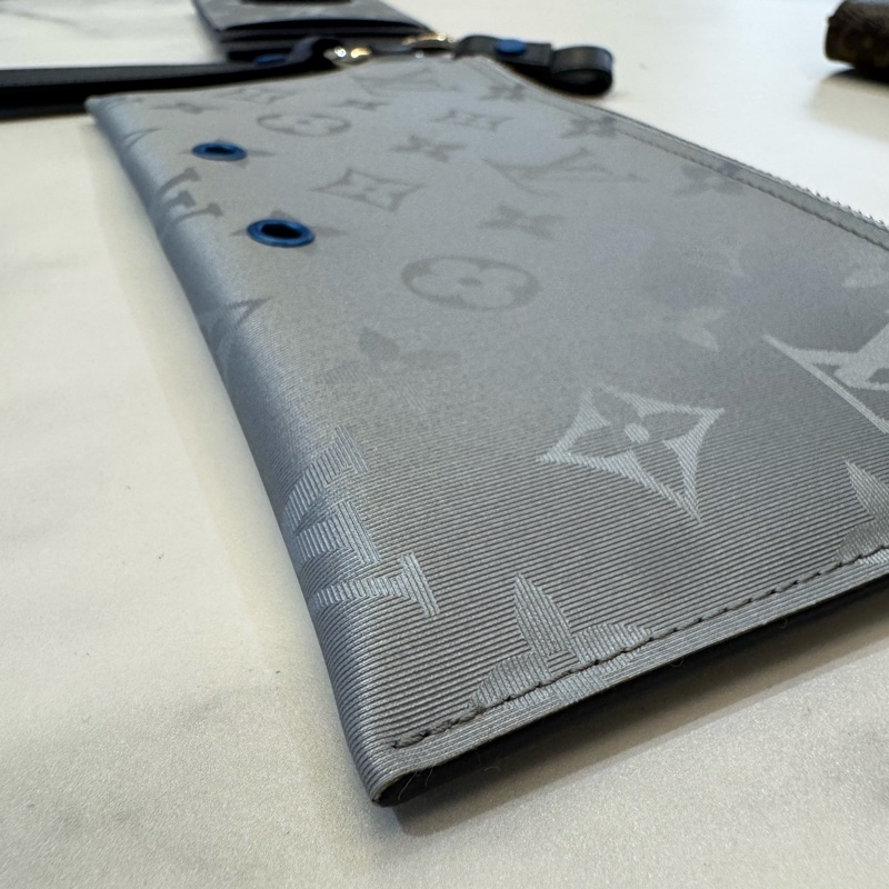 Louis Vuitton 路易威登 M44178-Monogram Satellite Alpha 手拿包 銀色-9