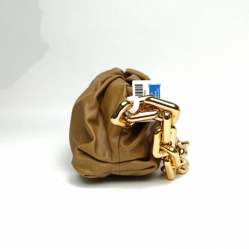 BOTTEGA VENETA Pouch雲朵包TheChain粗鏈條柚木色牛皮金扣肩背包-1
