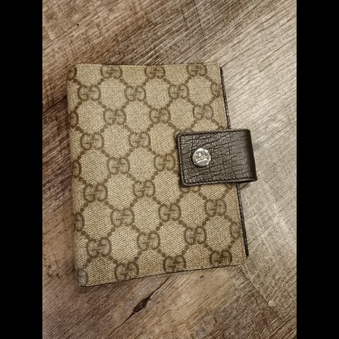現貨在台，日本帶回中古gucci絕版老花6孔筆記本夾
中古品難免有歲月痕跡，完美主義者請勿下單，謝謝