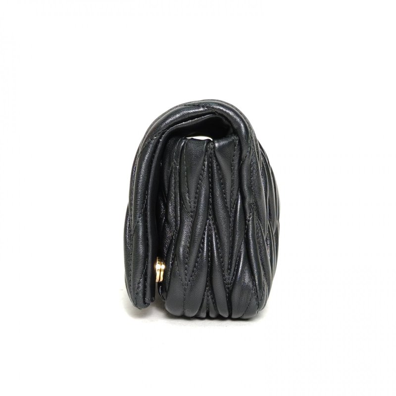MIU MIU 黑色羊皮黑金褶皺鏈條包Woc肩背包-1