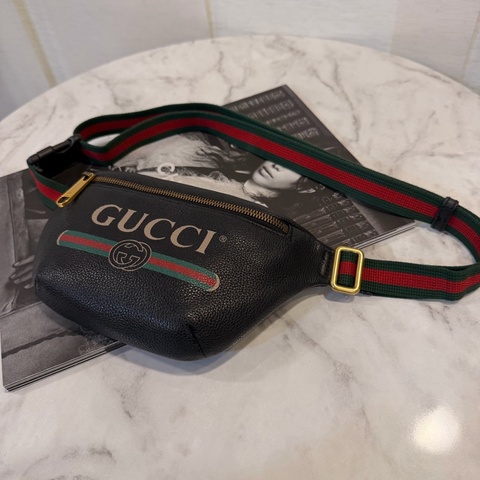 Gucci黑牛皮logo mini胸包