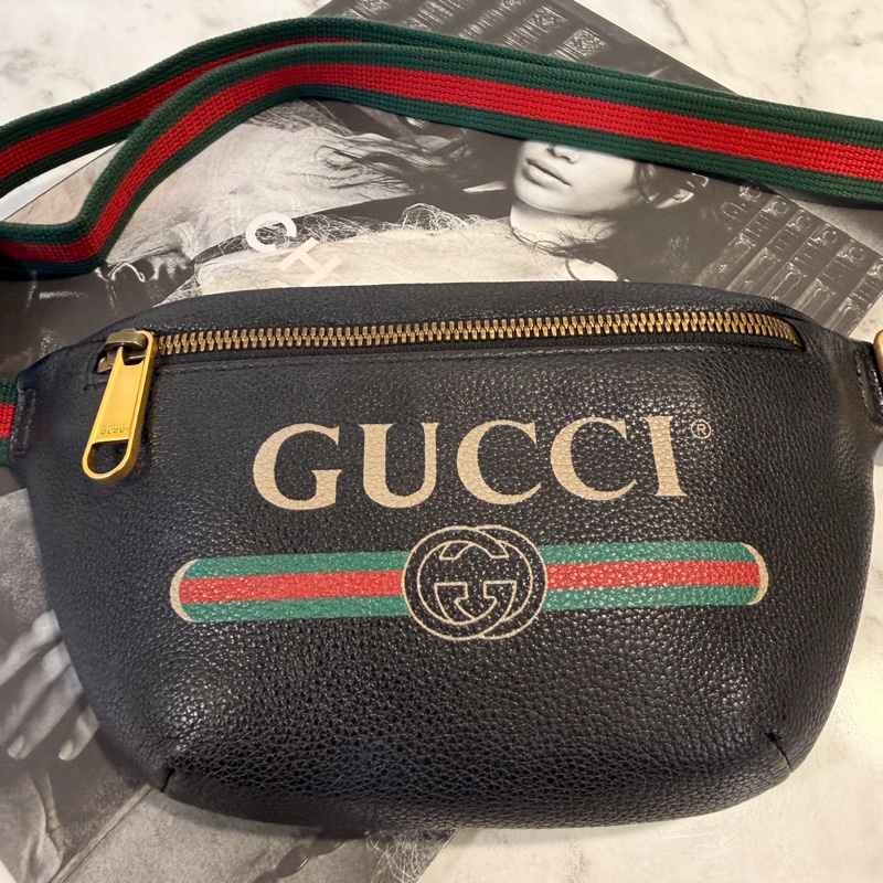 Gucci黑牛皮logo mini胸包-1