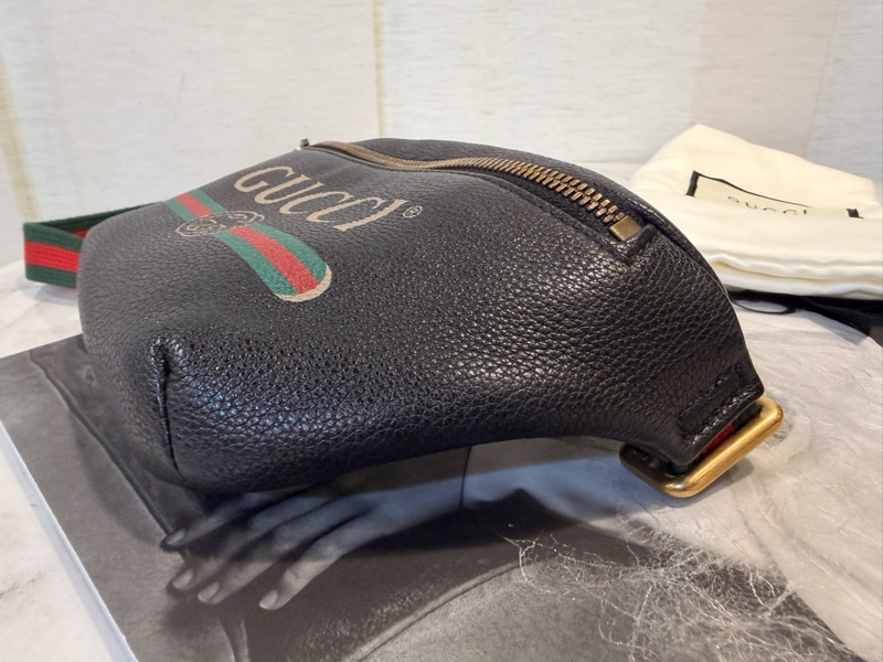 Gucci黑牛皮logo mini胸包-9