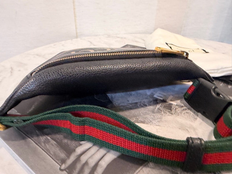 Gucci黑牛皮logo mini胸包-10