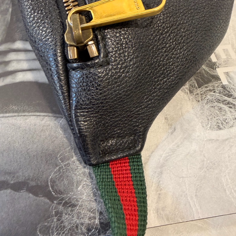 Gucci黑牛皮logo mini胸包-17