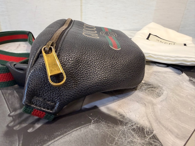 Gucci黑牛皮logo mini胸包-18