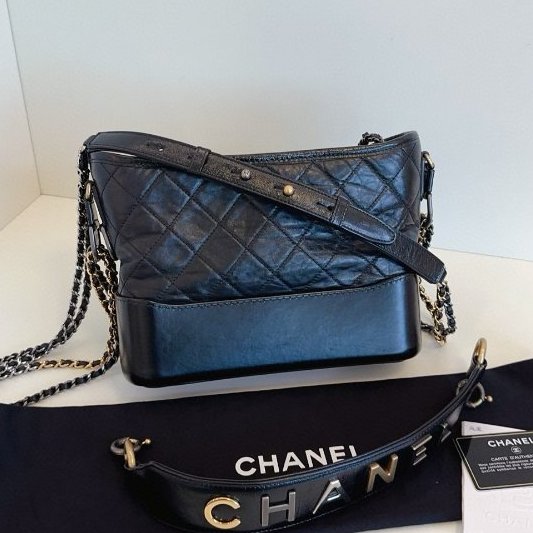 近新品 香奈兒/Chanel Gabrielle 黑金手柄流浪包 新中號-1
