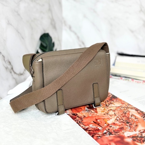 Loewe 羅威 Military 小款 粒面小牛皮翻蓋斜背包 2021年