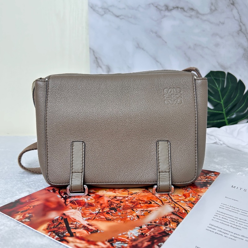 Loewe 羅威 Military 小款 粒面小牛皮翻蓋斜背包 2021年-5