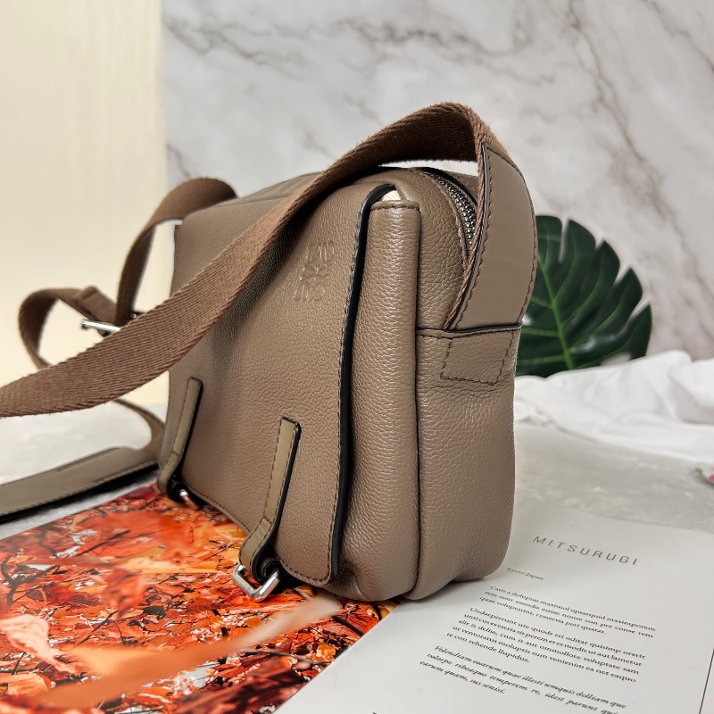 Loewe 羅威 Military 小款 粒面小牛皮翻蓋斜背包 2021年-10