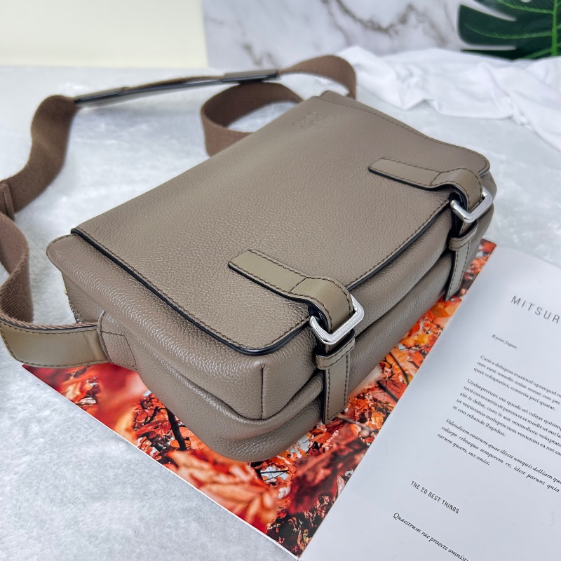 Loewe 羅威 Military 小款 粒面小牛皮翻蓋斜背包 2021年-12