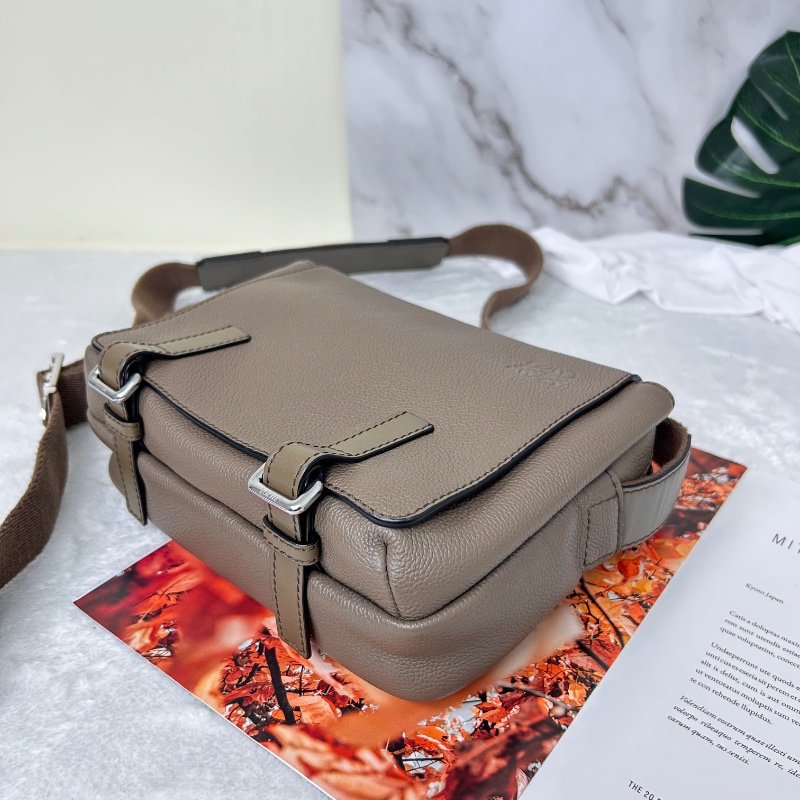 Loewe 羅威 Military 小款 粒面小牛皮翻蓋斜背包 2021年-13