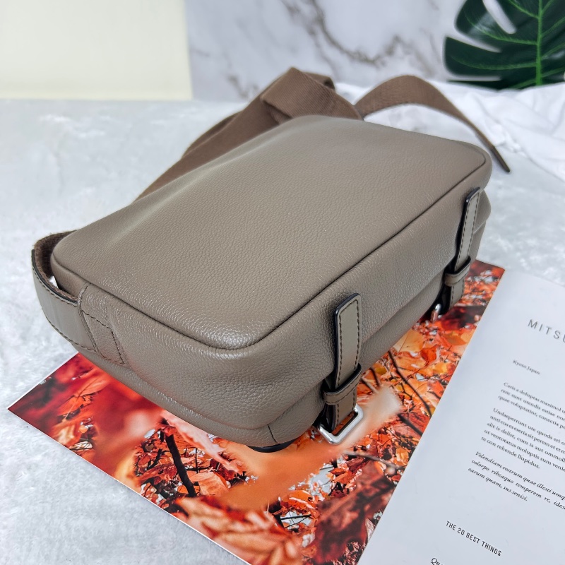 Loewe 羅威 Military 小款 粒面小牛皮翻蓋斜背包 2021年-14