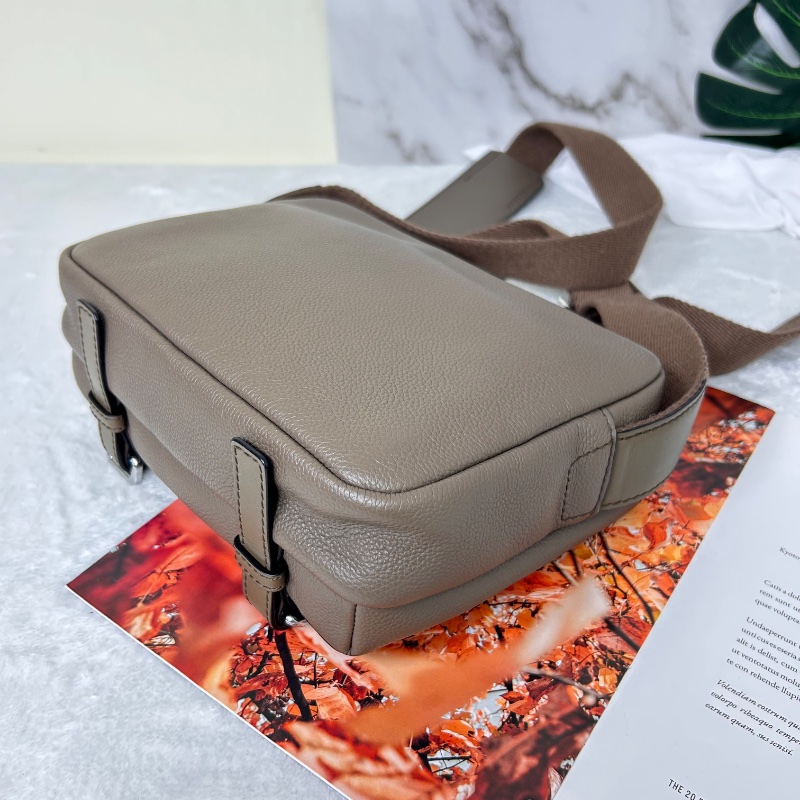 Loewe 羅威 Military 小款 粒面小牛皮翻蓋斜背包 2021年-15
