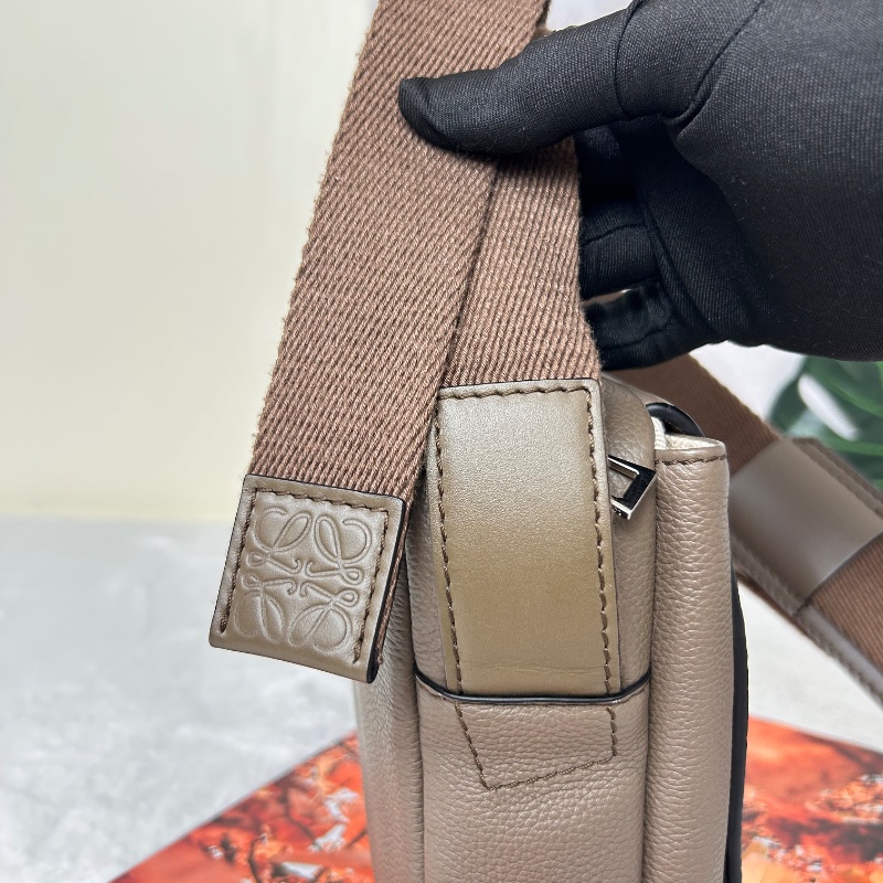 Loewe 羅威 Military 小款 粒面小牛皮翻蓋斜背包 2021年-16