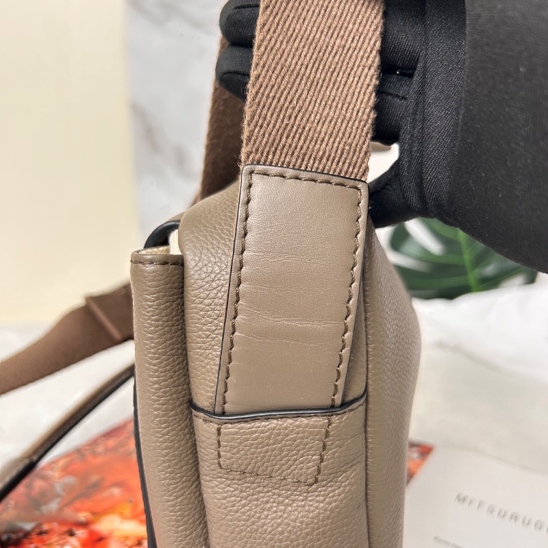 Loewe 羅威 Military 小款 粒面小牛皮翻蓋斜背包 2021年-17