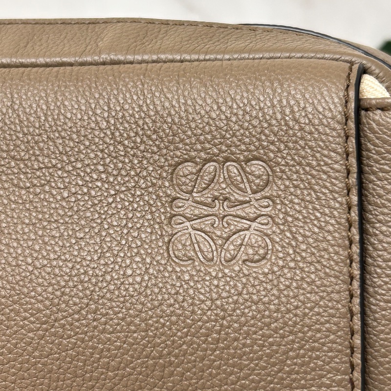 Loewe 羅威 Military 小款 粒面小牛皮翻蓋斜背包 2021年-18