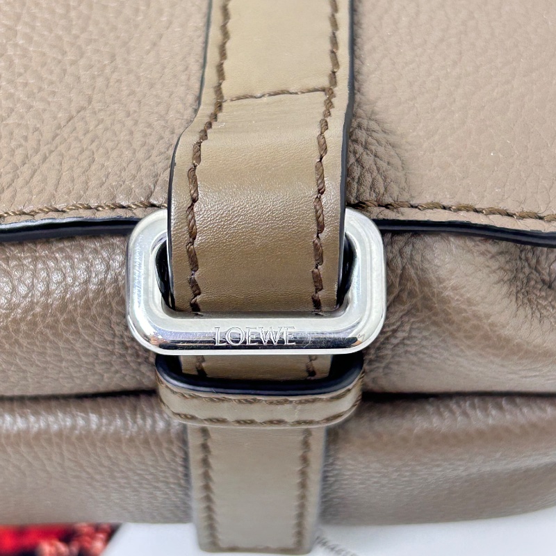 Loewe 羅威 Military 小款 粒面小牛皮翻蓋斜背包 2021年-20