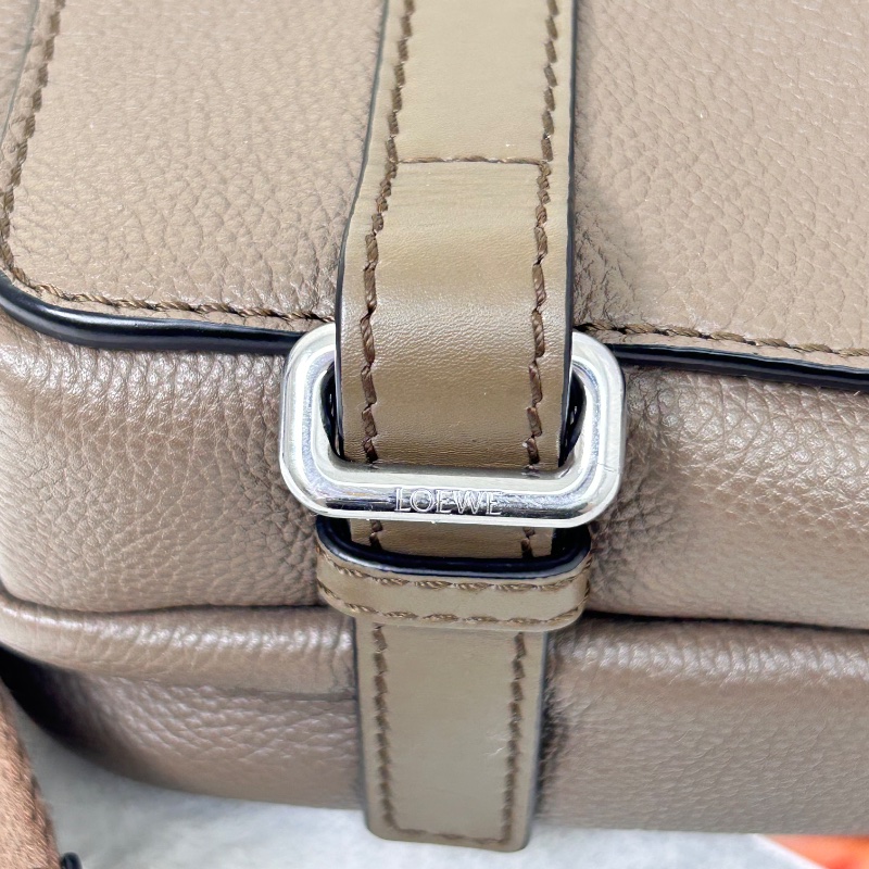 Loewe 羅威 Military 小款 粒面小牛皮翻蓋斜背包 2021年-21