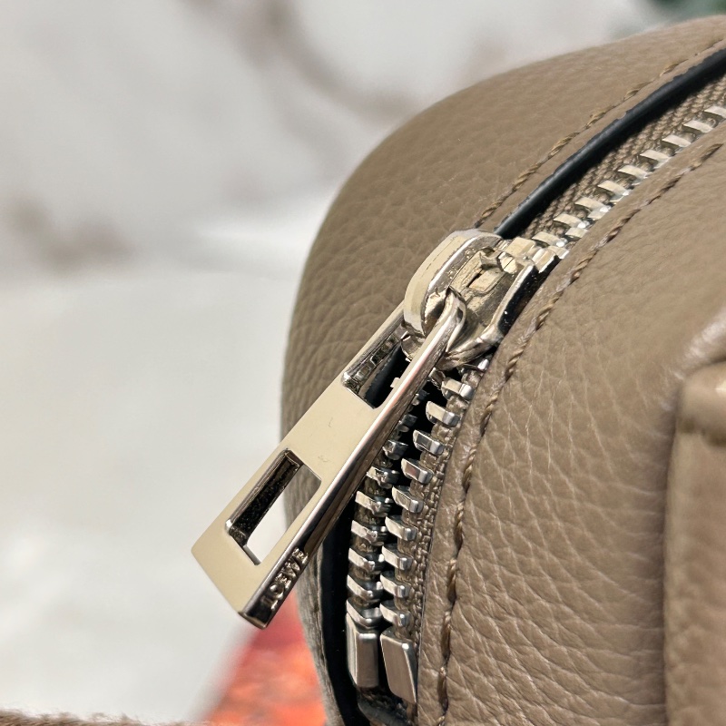 Loewe 羅威 Military 小款 粒面小牛皮翻蓋斜背包 2021年-23