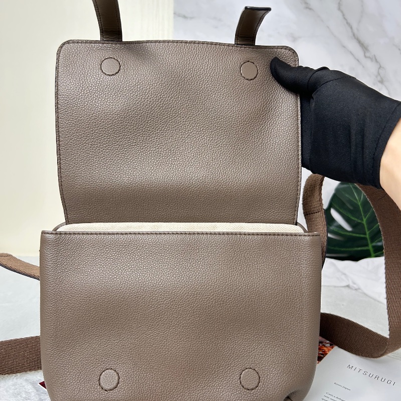 Loewe 羅威 Military 小款 粒面小牛皮翻蓋斜背包 2021年-24