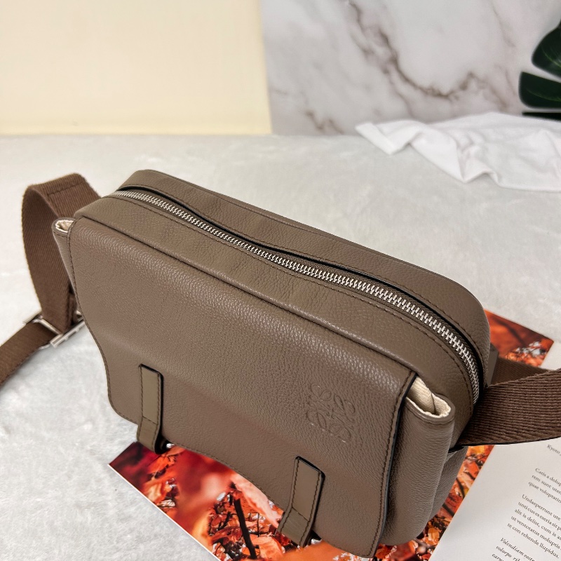 Loewe 羅威 Military 小款 粒面小牛皮翻蓋斜背包 2021年-26