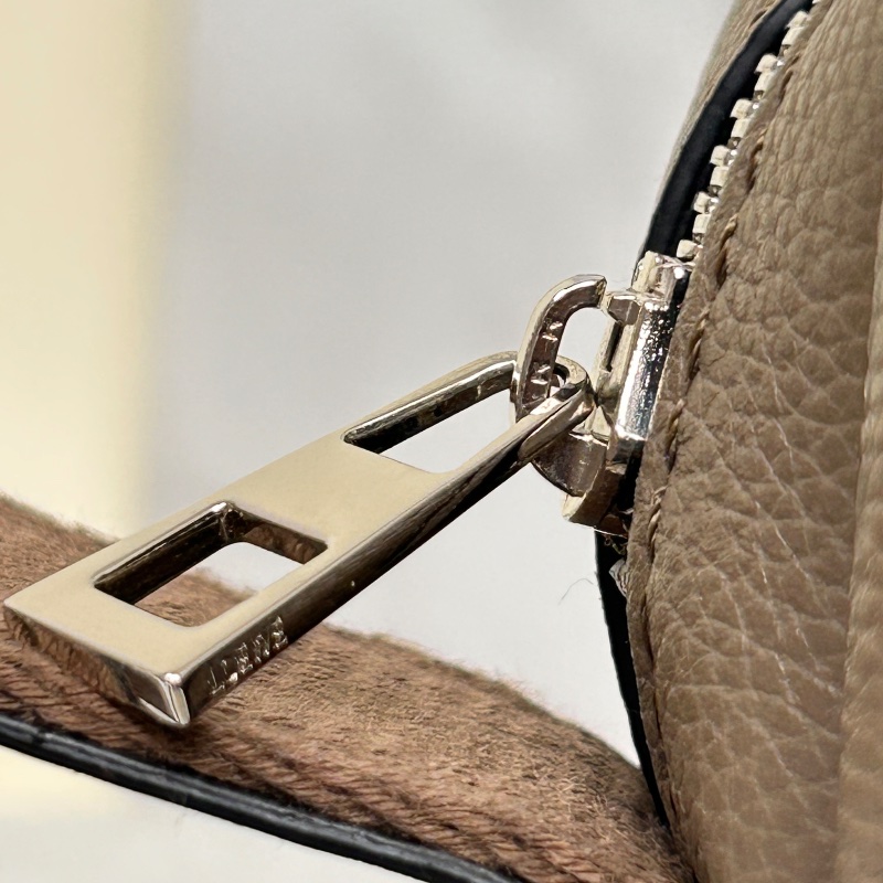 Loewe 羅威 Military 小款 粒面小牛皮翻蓋斜背包 2021年-32