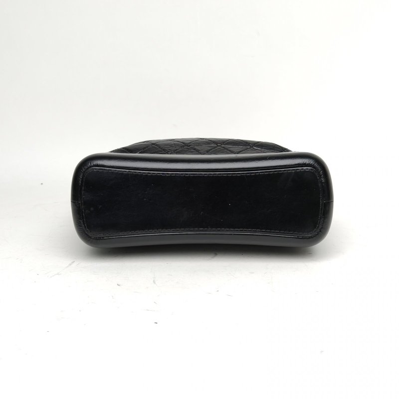 CHANEL GABRIELLE流浪中號黑色牛皮28開金銀扣肩背包-4