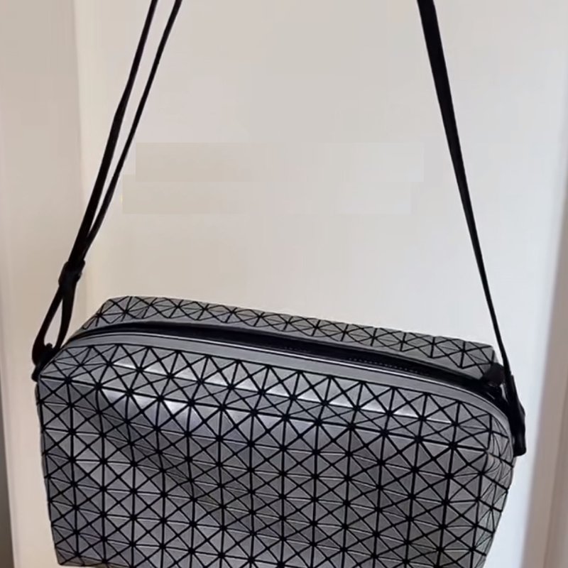 【現貨】三宅一生 BaoBao 銀灰色馬鞍包 斜背包-1