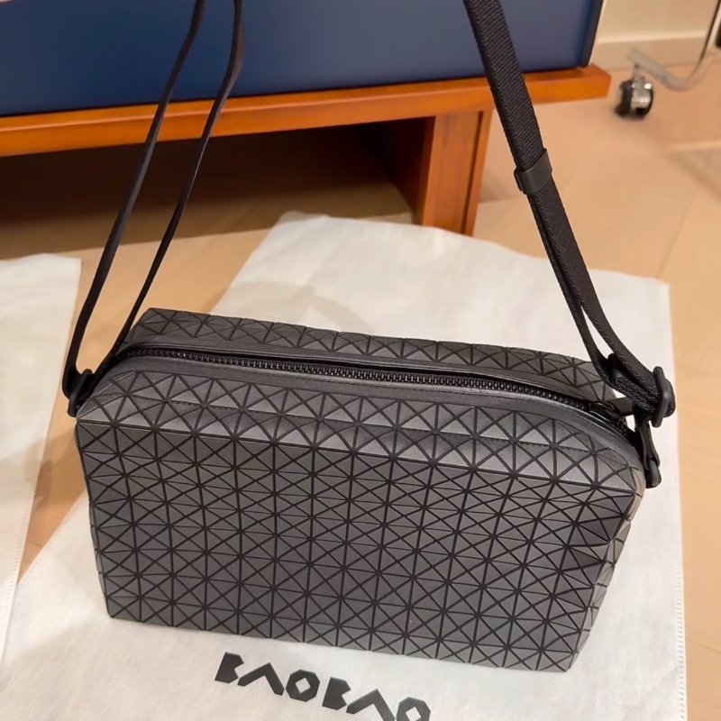 【現貨】三宅一生 BaoBao 銀灰色馬鞍包 斜背包-2