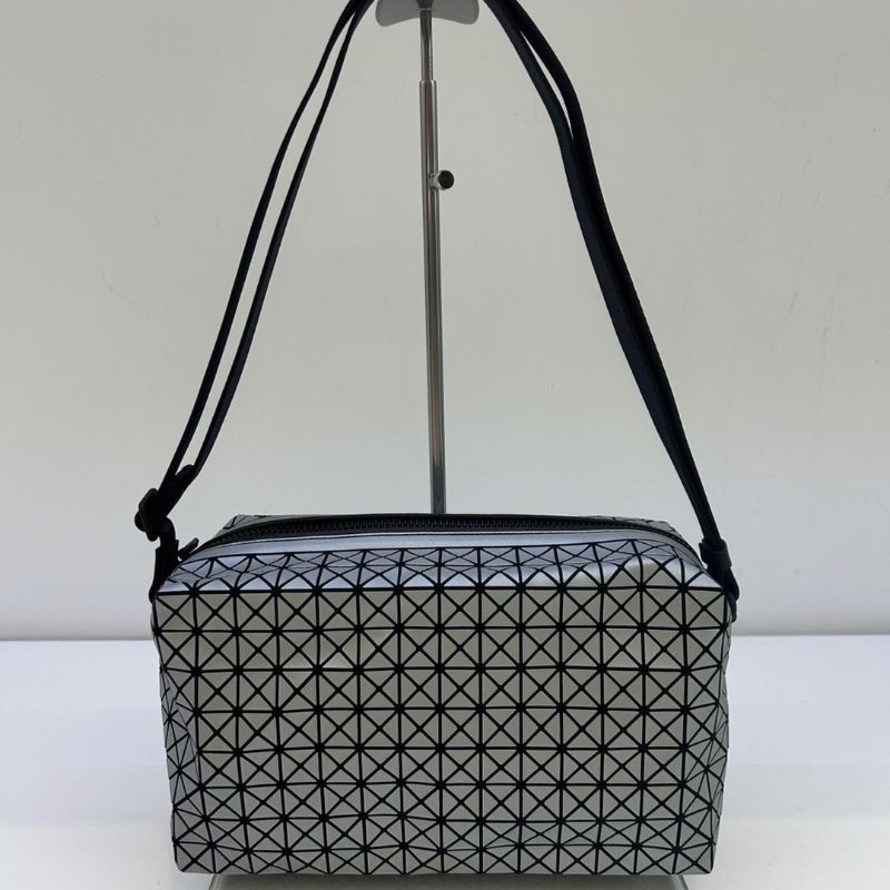 【現貨】三宅一生 BaoBao 銀灰色馬鞍包 斜背包-3