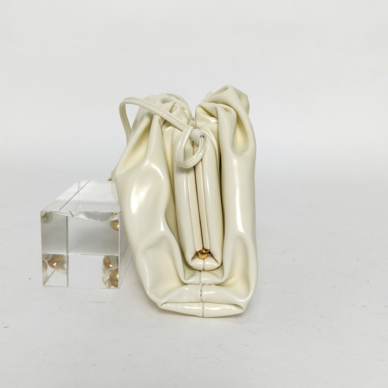 BOTTEGA VENETA Pouch雲朵包Mini22白色漆皮肩背包-1