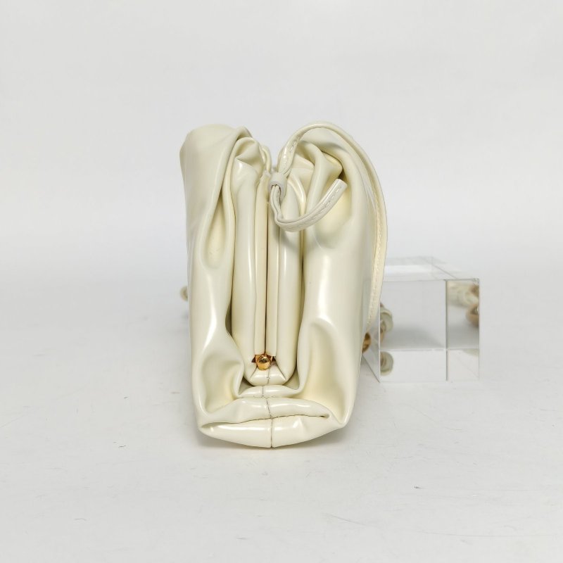 BOTTEGA VENETA Pouch雲朵包Mini22白色漆皮肩背包-3