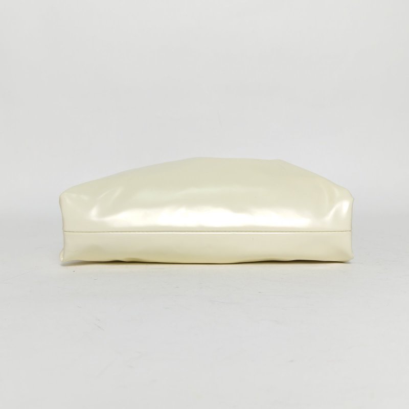 BOTTEGA VENETA Pouch雲朵包Mini22白色漆皮肩背包-4