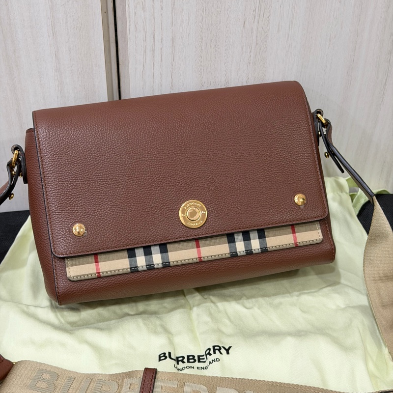 BURBERRY 棕色荔枝紋帆布斜背包-0