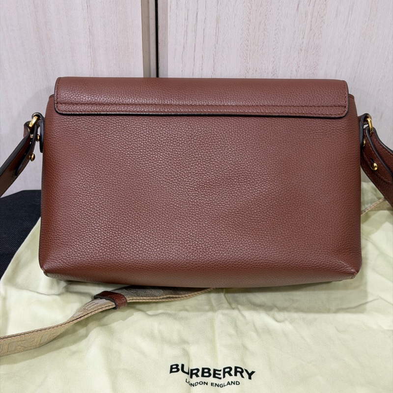 BURBERRY 棕色荔枝紋帆布斜背包-3
