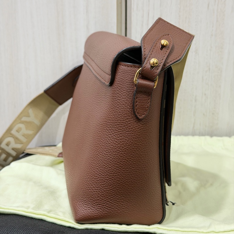 BURBERRY 棕色荔枝紋帆布斜背包-4