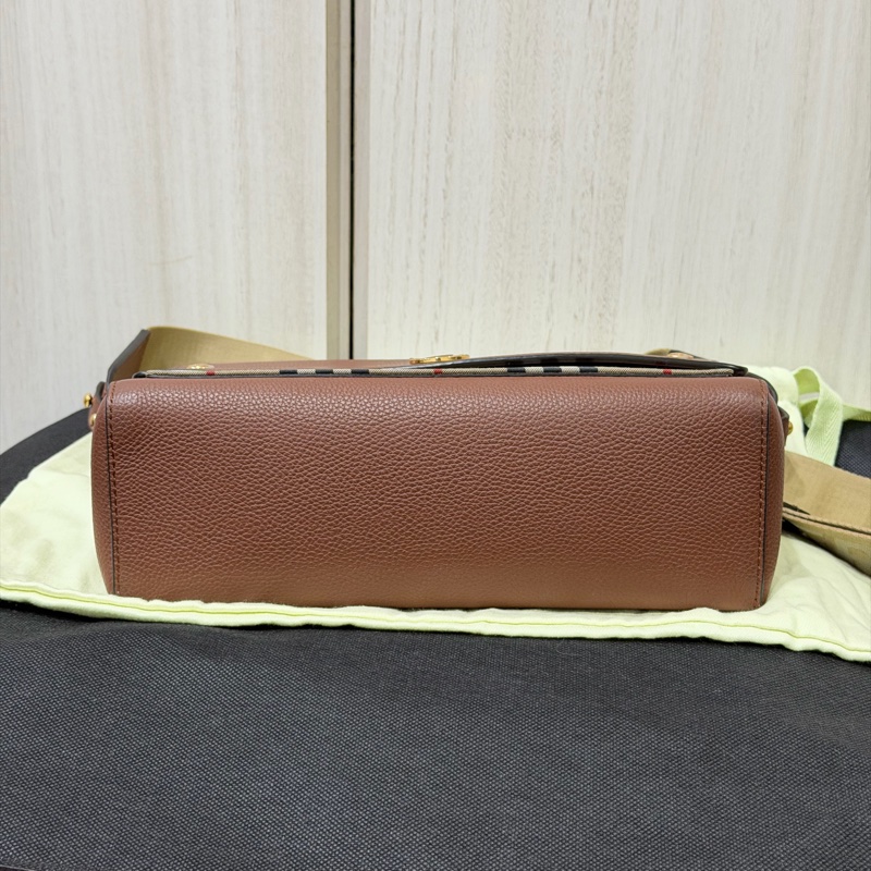 BURBERRY 棕色荔枝紋帆布斜背包-6