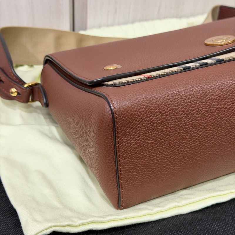 BURBERRY 棕色荔枝紋帆布斜背包-7