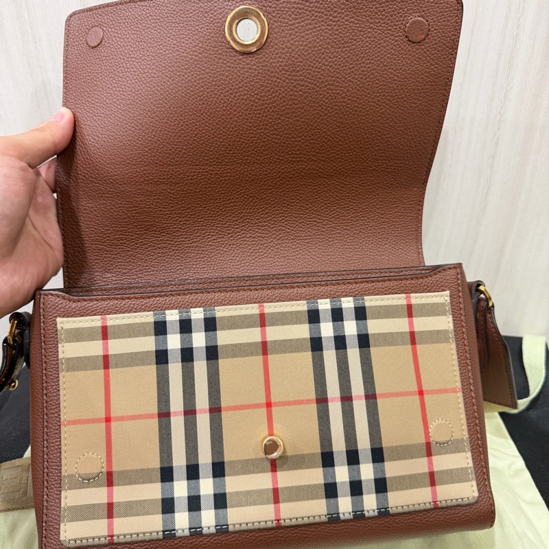 BURBERRY 棕色荔枝紋帆布斜背包-9