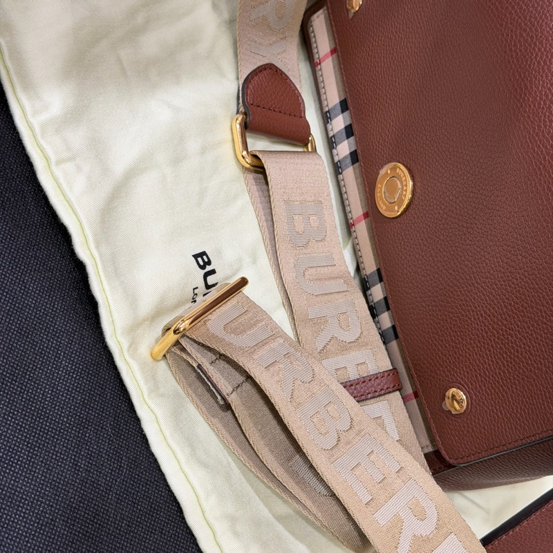 BURBERRY 棕色荔枝紋帆布斜背包-11