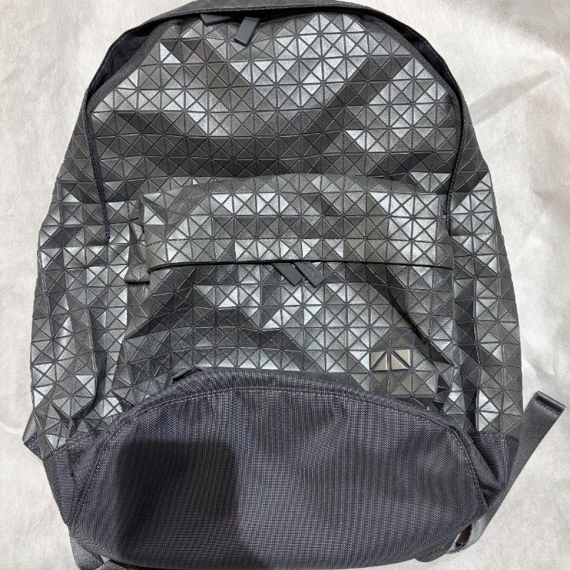 【現貨】三宅一生 BaoBao 銀灰色雙肩包 後背包-1
