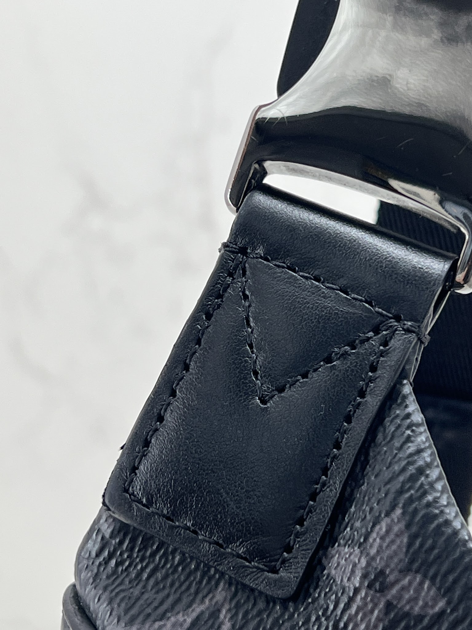 香緹國際精品 黑武士 胸包 965-5