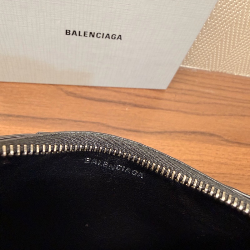 Balenciaga 黑牛皮鱷魚壓紋拉鏈零錢卡包-11