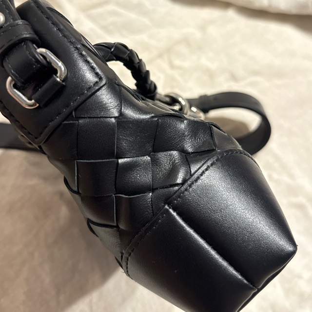 BOTTEGA VENETA金屬扭結隨身小包-18